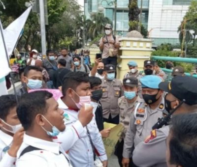 Polsek Medan Baru Bersama Polrestabes Medan Pengamanan Unjuk Rasa Di Kantor Walikota