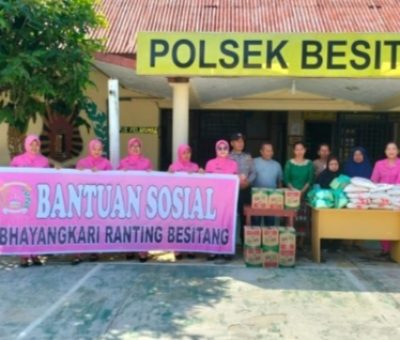 Ketua Ranting Bhayangkari Polsek Besitang melaksanakan Pembagian Bantuan Sosial ( BANSOS ) Kepada Warga Kurang Mampu di Wilkum Polsek Besitang