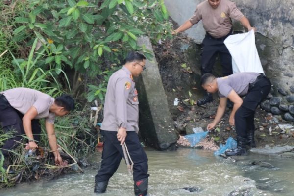 Polri Peduli lingkungan, Polresta Deli Serdang Bersihkan Sampah Di Sekitaran Sungai Malinda
